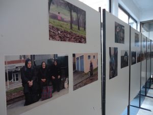 Otvorena je izložba fotografija „U polju, u dvorištu…“ u Trsteniku