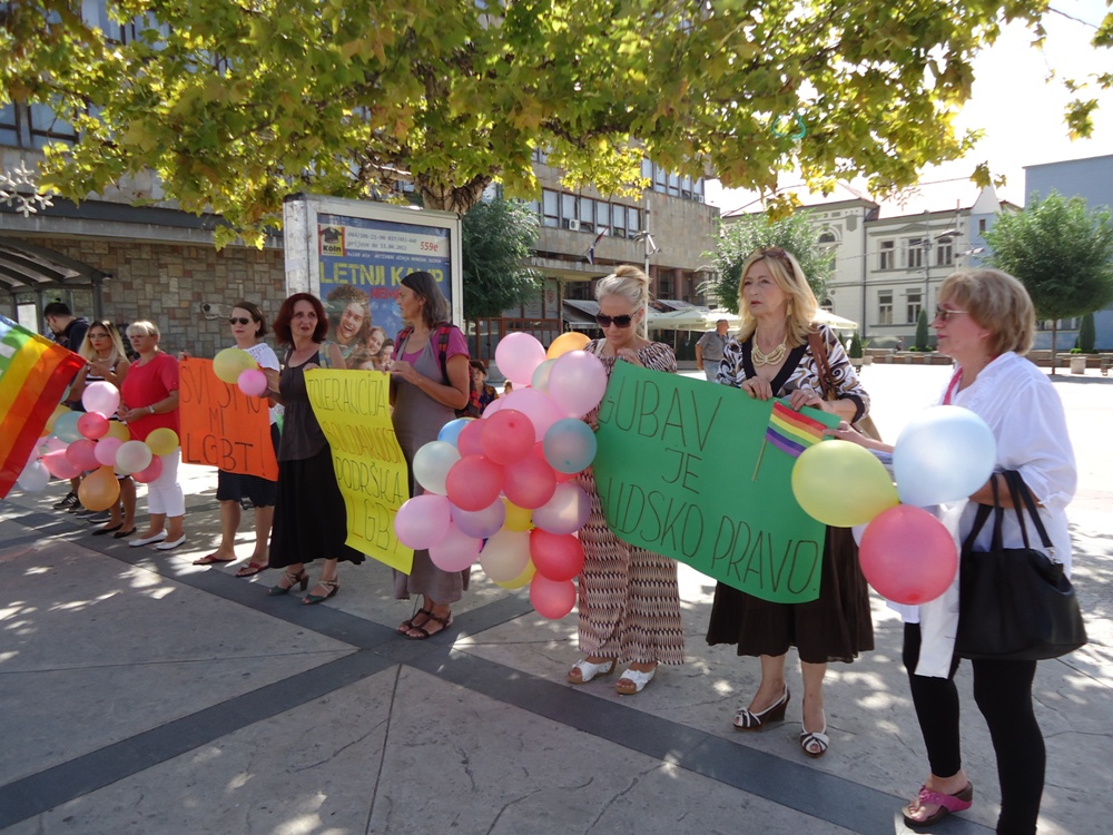 Udruzenje zena Pescanik - Ulična akcija podrške LGBT osobama