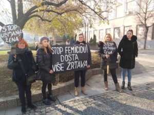 Protestno stajanje u Kruševcu povodom Međunarodnog dana borbe protiv femicida