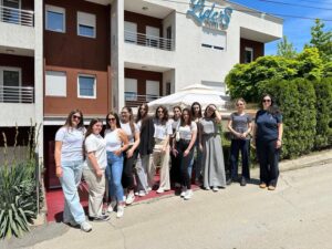 Mlade žene u akciji